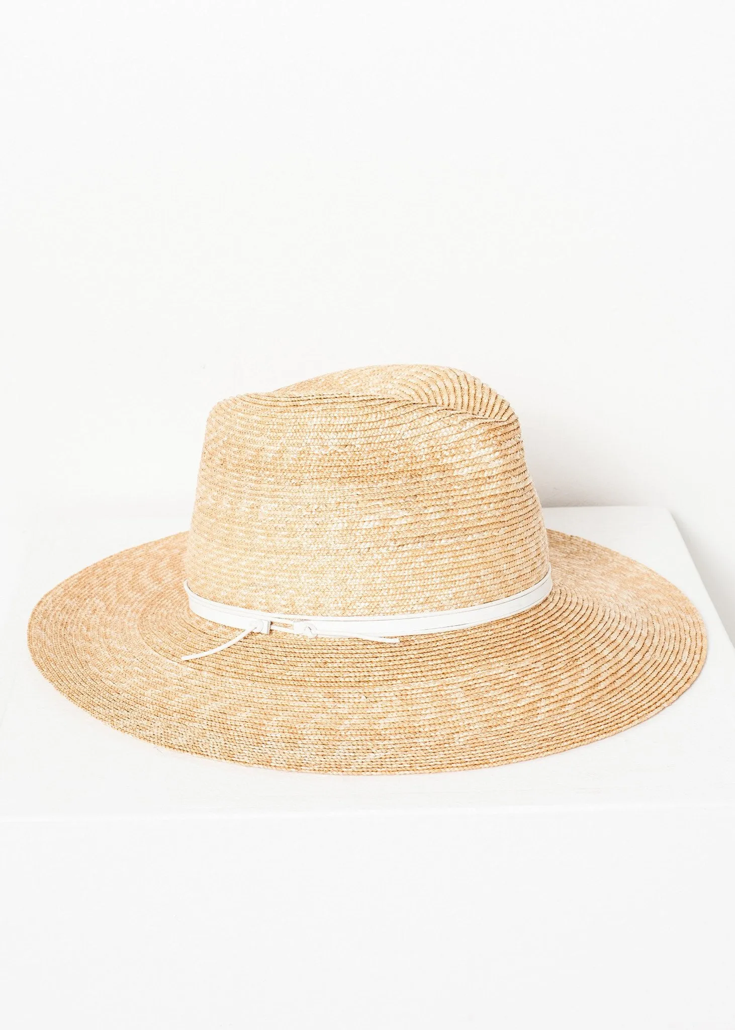 Wrapped Up Hat in Straw/White